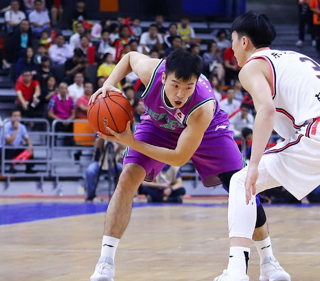 集结日尼斯调整名单以备德国杯，内部沟通环节打磨，质疑声仍在，年轻球员得到机会的简单介绍