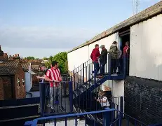 里昂迎欧冠关键赛，今晨豪取连胜，引发热议，控场能力受关注的简单介绍