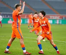 包含赛前欧冠焦点战，山东泰山刷新队史纪录，悬念犹存，赛程密集仍需轮换的词条